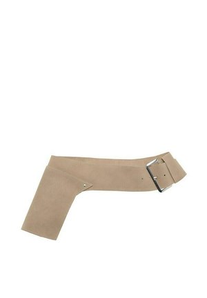 Cinturón ancho de ante beige con un detalle de solapa asimétrica y una hebilla rectangular plateada sobre un fondo blanco.