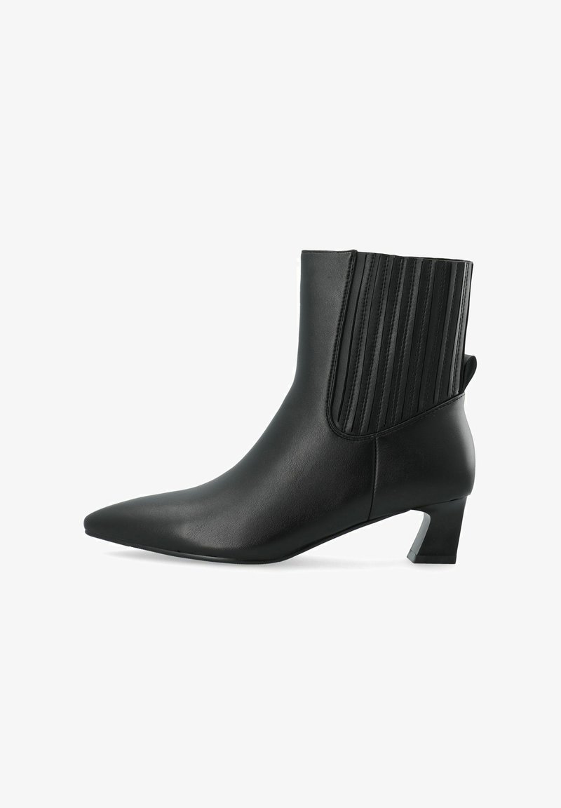 Bottine noire en cuir lisse, avec un bout pointu, un panneau nervuré vertical et un petit talon carré.