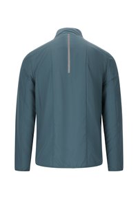 Lätt turquoise jacka med hög krage. Har en reflektionsrem på baksidan och en slät, vattenavvisande textur. Långa ärmar.