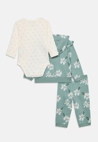 Cremfarbener Langarm-Babykörperanzug mit kleinen grünen Punkten, kombiniert mit einem grünen Kapuzenpullover mit Blumenmuster und passenden Blumenhose.