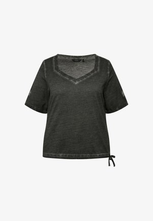 Grijze top met korte mouwen en V-hals, zachte textuur, trekkoorddetail aan de onderkant en een licht ontspannen pasvorm.