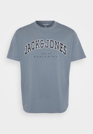 T-shirt grigia in cotone con scollatura tonda, maniche corte e testo nero in bold: "JACK & JONES EST. 90 WORLDWIDE" sulla parte anteriore.