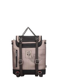 Zaino realizzato in materiale testurizzato rosa e nero, dotato di una tasca anteriore con zip, spallacci regolabili e un logo decorativo di un gatto.