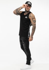 Lonsdale SINGLET NORMALE PASSFORM CLOUSTA - Top - black white