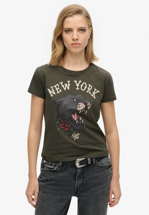 T-shirt en coton olive vert avec un graphique d'un panthère noire rugissant et des roses rouges, avec le texte "NEW YORK" en crème. Manches courtes, col rond.