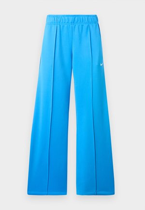 Pantalon de sport bleu vif à jambes larges avec taille élastique et petit logo blanc Nike swoosh sur la cuisse droite.