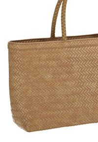 Bolso tote de paja trenzada en tono marfil claro con un patrón de espiga, que cuenta con dos asas trenzadas y un diseño de apertura superior.