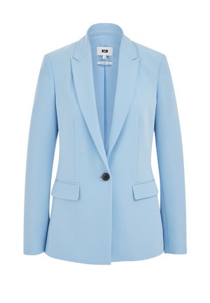 Lyseblå damesblazer med en sort knap, hakkede revers og to forlommer med klap, vist på hvid baggrund.