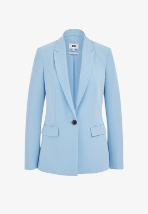 Lyseblå damesblazer med en sort knap, hakkede revers og to forlommer med klap, vist på hvid baggrund.