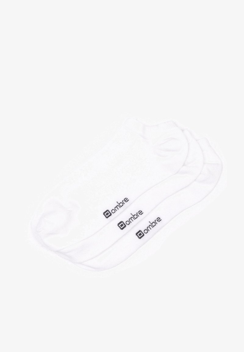 Chaussettes blanches jusqu'à la cheville en mélange de coton, avec un revers côtelé et un petit logo noir "ambre". Texture lisse, sans motifs ni accents supplémentaires.