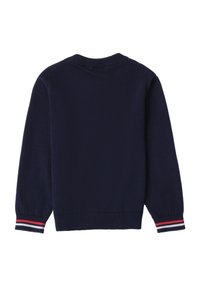 Suéter de punto azul marino con cuello redondo, puños y dobladillo acanalados, que presenta rayas rojas y blancas en los puños de las mangas.
