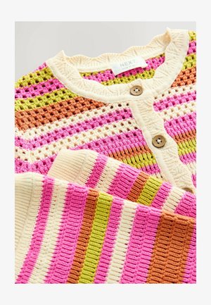 Sweter kardigan z mieszanką żywych kolorów: różowego, zielonego, kremowego i brązowego, z teksturowanym wzorem i dwoma drewnianymi guzikami z przodu.