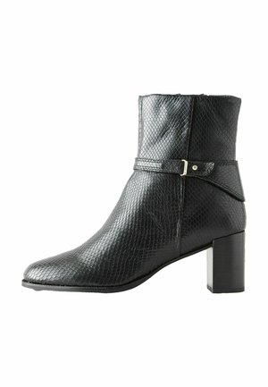 Klasszikus bokacsizmák - black snake textured leather