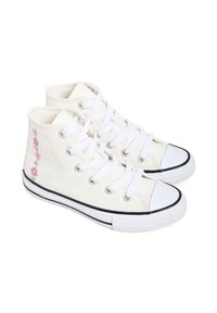 Sneakers alta in tela bianca con ricamo floreale rosa, lacci bianchi, punta in gomma e striscia nera lungo la suola.