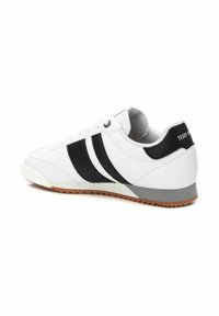 Sneakers bianchi con strisce nere, tomaia simile alla pelle, collare imbottito, dettagli grigi sul tallone e suola in gomma con grip texturizzato.