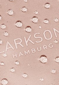 Texturerad ljusrosa tyg med vattendroppar. Innehåller texten "CLARKSON HAMBURG" i en ljus färg, centrerad.