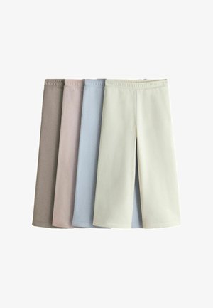 Čtyři páry jednobarevných šortek s elastickým pasem v béžové, světle růžové, světle modré a krémové barvě, uspořádané vedle sebe na bílém pozadí.