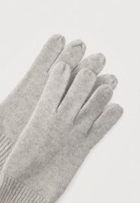 Szürke kötött kesztyű puha tapintással, öt különálló ujjrésszel és bordázott mandzsettával a kényelmes illeszkedésért.