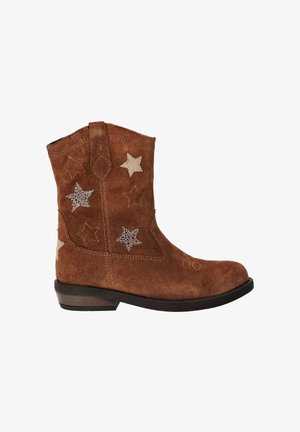 Bruine suède enkelboot met zilveren en tan ster appliqués en stiksels. Ronde neus en lage hak met een gegroefde rubberen zool.