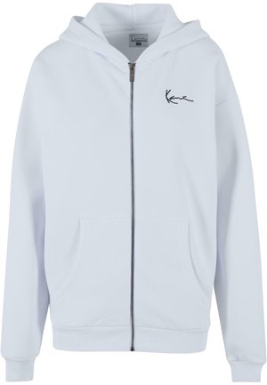 Svetlomodrá mikina na zips vyrobená z mäkkej látky, s predným zipsom, dvoma bočnými vreckami a malým čiernym vyšívaným logom na hrudi.