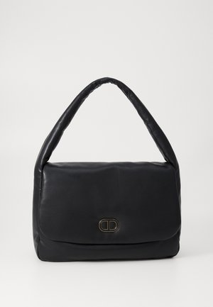 Svart skinnveske med en myk, avrundet form, en polstret håndtak og en magnetisk klafflås med et gullsymbol.