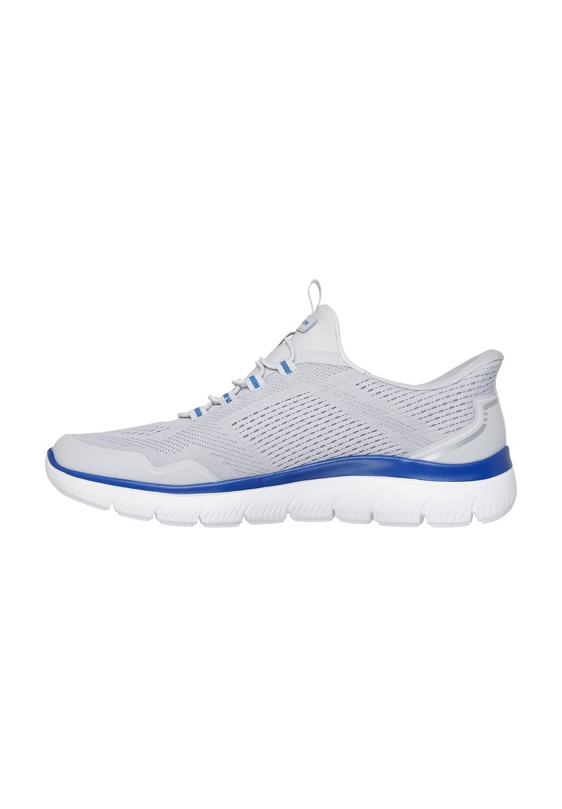 Chaussure de sport légère en mesh blanc avec des accents bleus, dotée d'une semelle flexible, d'un embout arrondi et d'un design respirant.