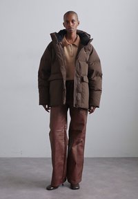 Holzweiler BESSEGGEN JACKET - Dunjacka - dark brown