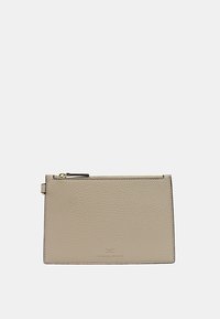 Pochette in pelle beige con finitura testurizzata, dotata di una cerniera dorata e di un logo embossato sul fondo. Forma rettangolare, design minimal.