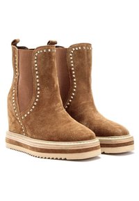 Brązowe zamszowe botki za kostkę na koturnie, z bocznymi panelami elastycznymi i zdobieniami w postaci ćwieków wzdłuż krawędzi. Gruba gumowa podeszwa z bieżnikiem.