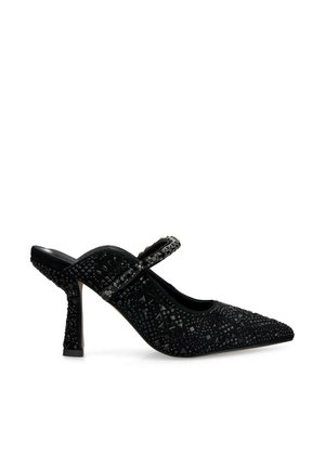 Scarpa slingback nera con punta a brocco, realizzata in tessuto testurizzato, con decorazioni in perline e tacco di altezza media. Presenta una cintura decorativa sullo stinco.