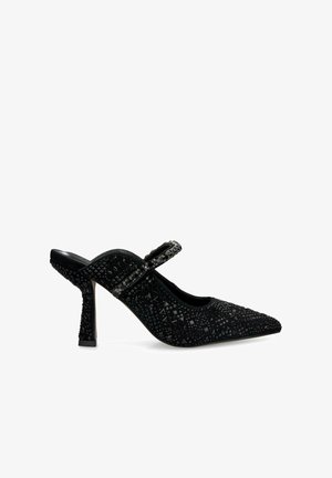 Zwarte pointy slingback-schoen met een gestructureerde stof, versieringen met kralen en een middelhoge hak. Heeft een decoratieve band over de wreef.