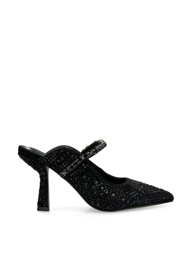 Scarpa slingback nera con punta a brocco, realizzata in tessuto testurizzato, con decorazioni in perline e tacco di altezza media. Presenta una cintura decorativa sullo stinco.