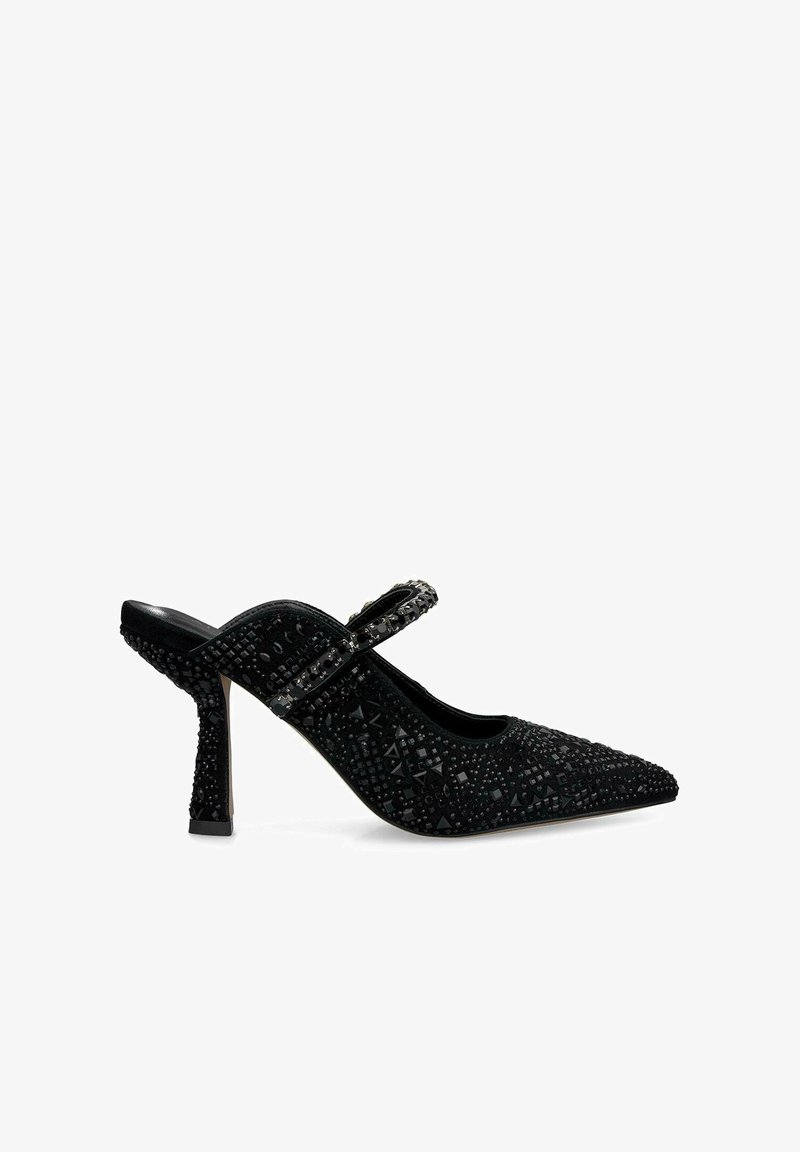 Scarpa slingback nera con punta a brocco, realizzata in tessuto testurizzato, con decorazioni in perline e tacco di altezza media. Presenta una cintura decorativa sullo stinco.