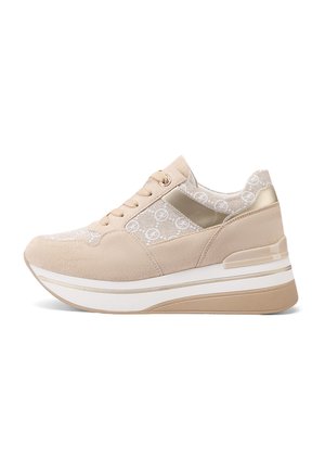 Sneaker in suede beige con dettagli in rete bianca, accenti metallici e una suola spessa color marrone chiaro. Presenta un design con lacci e un tallone imbottito.
