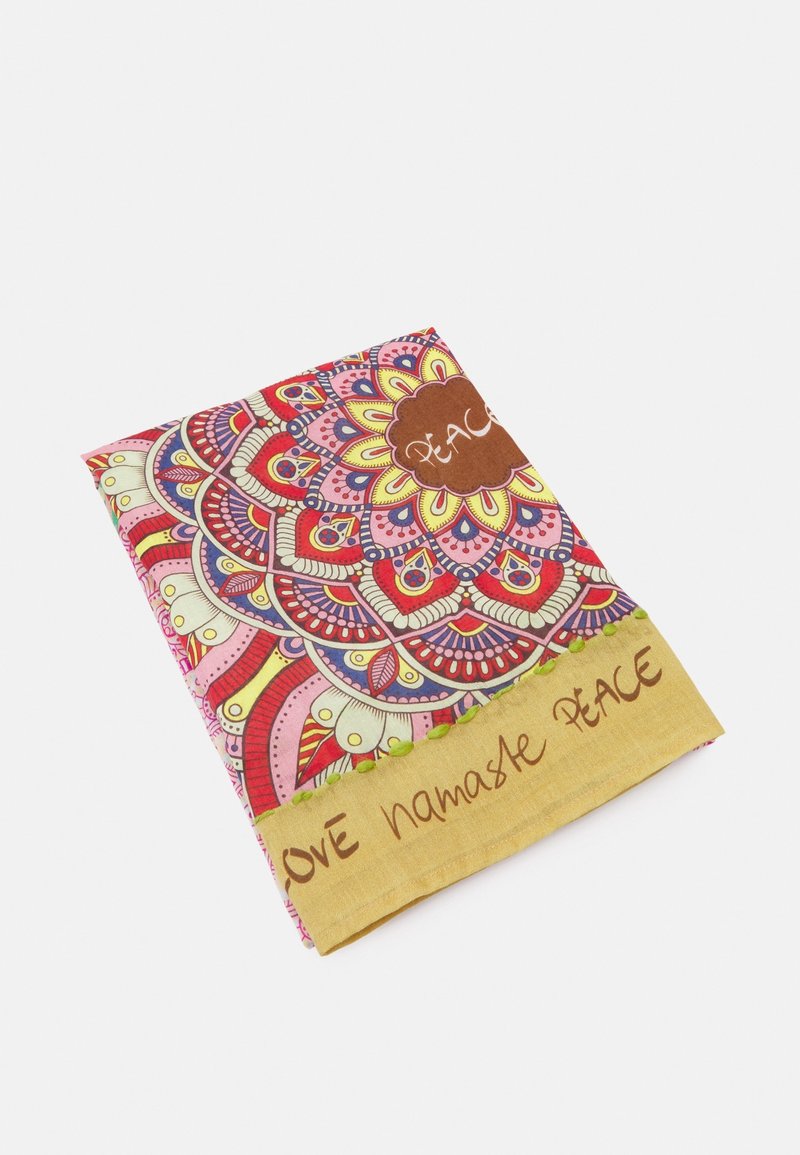 Tissu plié avec un motif mandala coloré, bordure jaune et mots manuscrits "LOVE namaste PEACE" sur fond blanc.