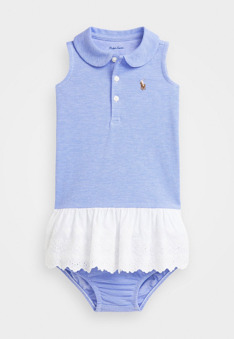 Zila polo kleita ar apkakli, trim pogām un baltu svārku ar frillēm, kuram ir ziedu acu raksts. Izšūta logo uz krūšu.