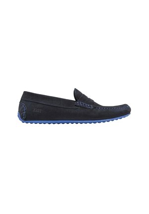 Mocassin pour homme en daim noir avec des surpiqûres bleues et une semelle en caoutchouc, doté d'un design classique à bride penny et d'une accroche texturée sur la semelle extérieure.