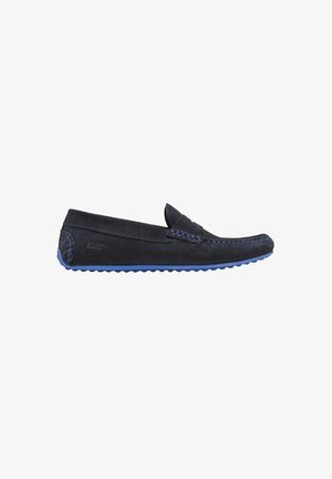 Mocassin pour homme en daim noir avec des surpiqûres bleues et une semelle en caoutchouc, doté d'un design classique à bride penny et d'une accroche texturée sur la semelle extérieure.