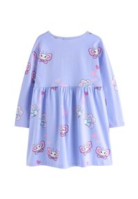 Klänning med lång ärm i mjukt lavendelfärgat tyg med fjärils- och hjärttryck i rosa och blått. Utsvängd design med rynkad midjedetalj.