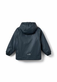 Giacca impermeabile blu navy con cappuccio, polsi elasticizzati e vestibilità ampia. Presenta un branding minimal sul retro vicino all'orlo.