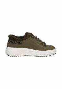 Sneaker verde oliva con un morbido bordo in pelliccia marrone, suola bianca rigata e striscia nera di accento sul tallone. Presenta lacci rotondi e una finitura liscia.