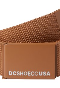 Cinturón de tela trenzada marrón con hebilla de plástico. La hebilla presenta un texto blanco que dice "DCSHOECUSA". Textura suave y diseño compacto.