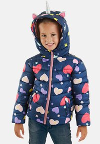 Giubbotto imbottito blu navy con stampe multicolori di cuori e stelle, presenta un cappuccio con orecchie da unicorno e un corno argentato, chiusura frontale con zip.