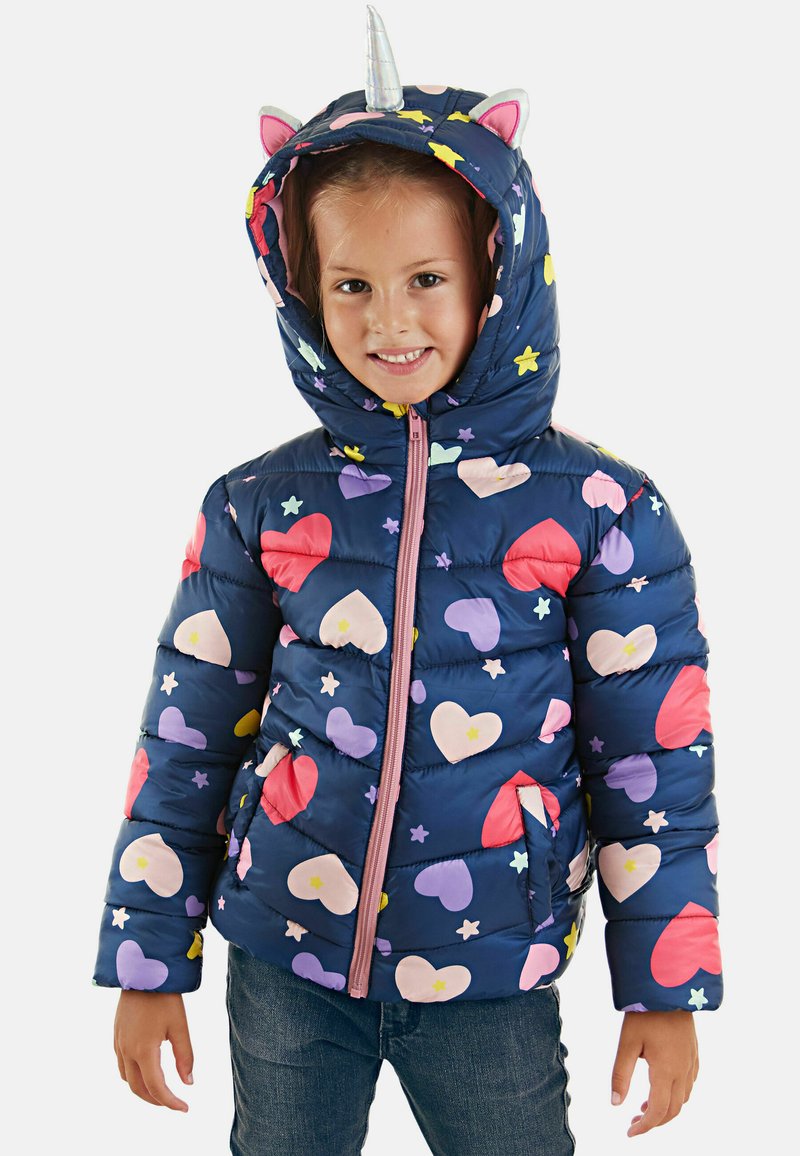 Giubbotto imbottito blu navy con stampe multicolori di cuori e stelle, presenta un cappuccio con orecchie da unicorno e un corno argentato, chiusura frontale con zip.