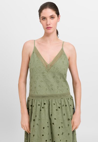 Rochie verde cu decolteu în V și bretele fine ajustabile; caracteristici broderie florală și detalii decupate pe fustă.