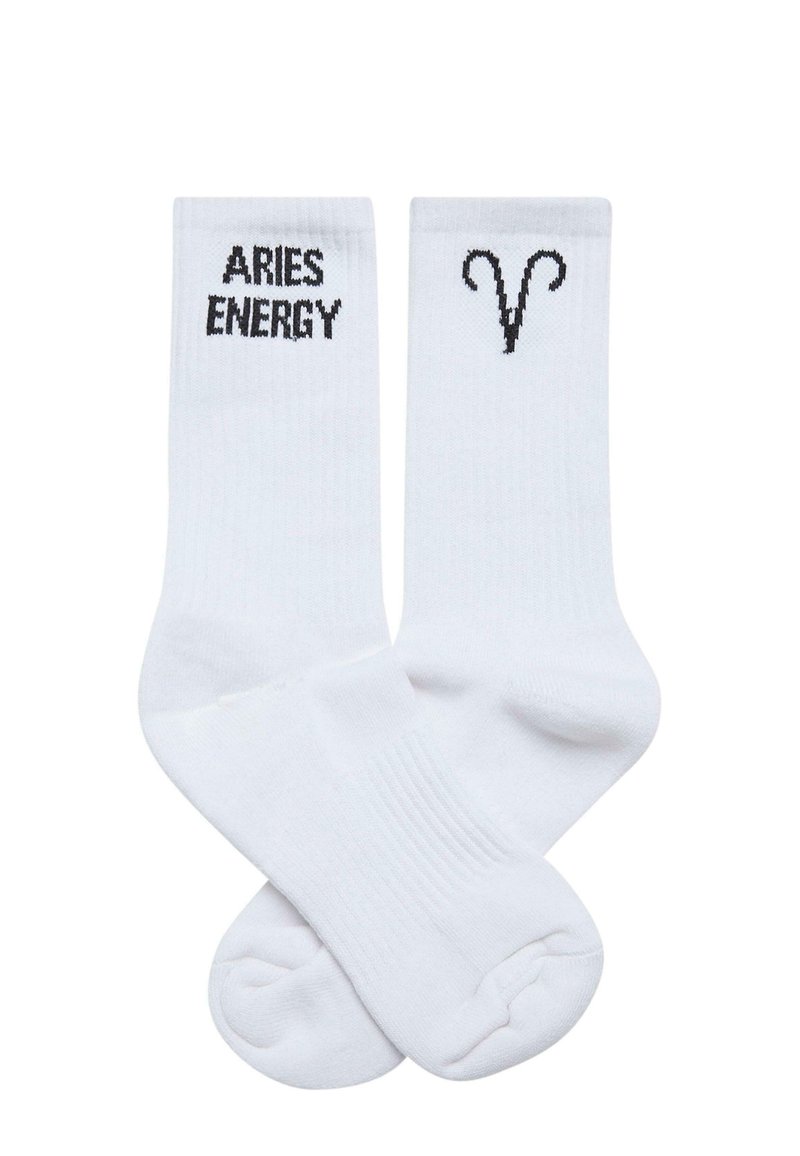 Weiße Baumwollmischsocken mit schwarzem Text "ARIES ENERGY" auf einer Socke und einem schwarzen Aries-Symbol auf der anderen. Gerippte Textur am oberen Ende.