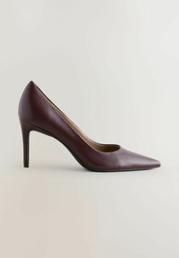 Décolleté in pelle borgogna con tacco alto, punta affusolata e silhouette elegante, caratterizzata da una texture liscia e un sottile tacco a stiletto.