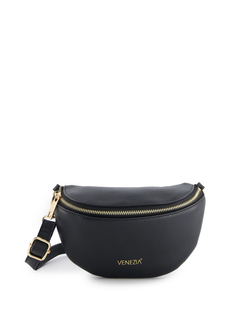 Černá kožená crossbody taška se zaobleným tvarem, zlatým zipem, nastavitelným popruhem a vyraženým logem "VENEZIA" na přední straně.