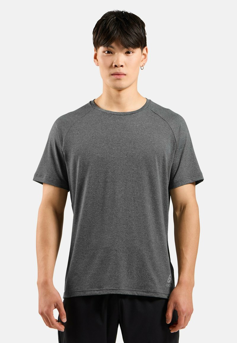 Grijs sportshirt met korte mouwen, ronde neklijn en een zachte textuur. Bevat subtiele branding aan de onderrand en heeft een ontspannen pasvorm.