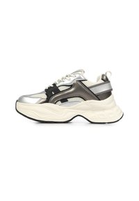 Sneaker chunky con una rete argento e sovrapposizione sintetica nera. Suola intermedia bianca, suola in gomma texturizzata, con un anello nel tallone per una facile indossabilità.